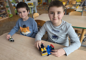 dzieci budują z klocków Lego