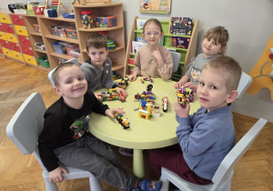 budowle dzieci z klocków lego