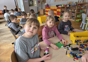 dzieci budują z klocków Lego