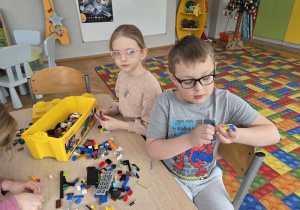 dzieci budują z klocków Lego