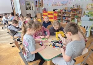 dzieci budują z klocków Lego