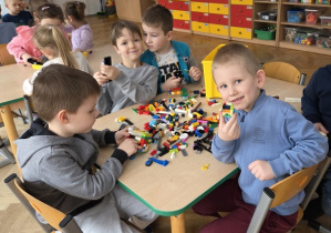 dzieci budują z klocków Lego