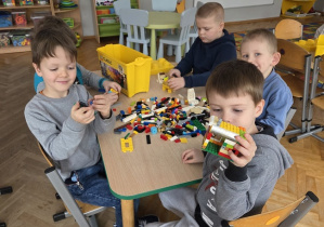 dzieci budują z klocków Lego