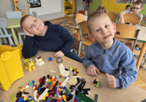 dzieci budują z klocków Lego