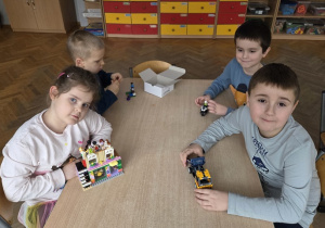 dzieci budują z klocków Lego