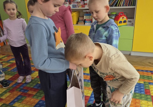 Franek rozdaje słodkości