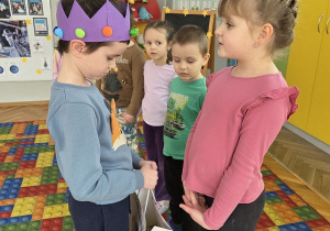 Franek rozdaje słodkości