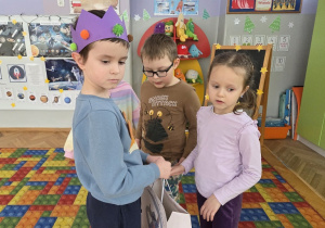 Franek rozdaje słodkości