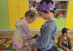 Franek rozdaje słodkości