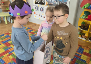 Franek rozdaje słodkości