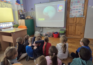 oglądanie filmu o kosmosie