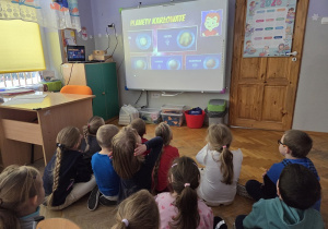 oglądanie filmu o kosmosie