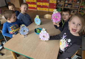 Kolorowe pączki - praca plastyczna