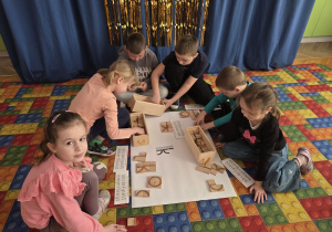 Dzieci układają litery