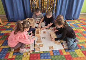 Dzieci układają litery