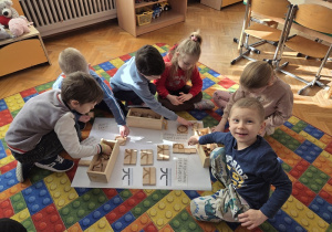 Dzieci układają litery