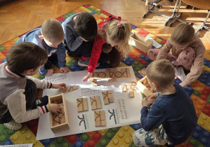 Dzieci układają litery