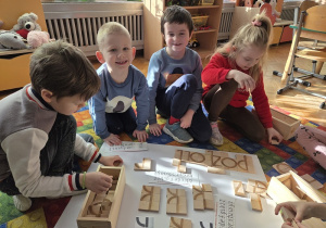 Dzieci układają litery