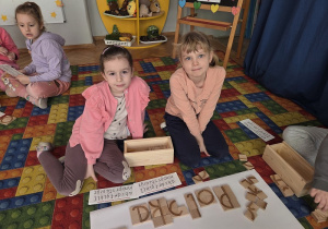 Dzieci układają litery