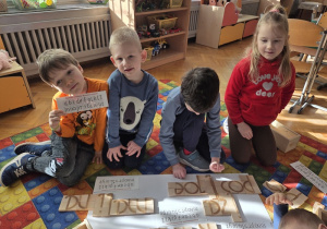 Dzieci układają litery