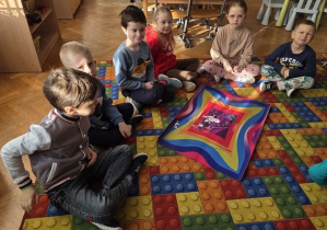 Dzieci układają litery