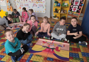 Dzieci układają litery