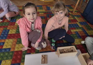 Dzieci układają litery