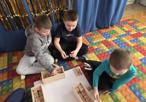 Dzieci układają litery