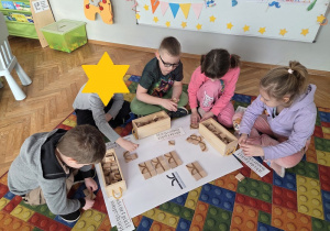 Dzieci układają litery