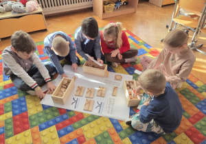 Dzieci układają litery
