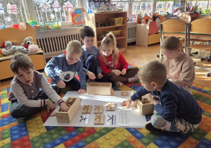 Dzieci układają litery