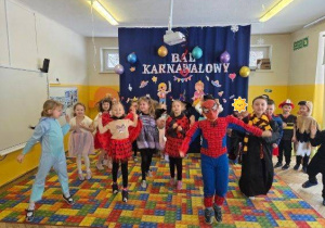 Dzieci tańczą na Balu Karnawałowym