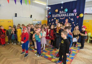 Dzieci tańczą na Balu Karnawałowym