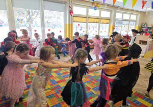 Dzieci tańczą na Balu Karnawałowym