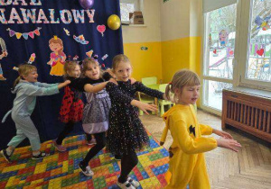 Dzieci tańczą na Balu Karnawałowym