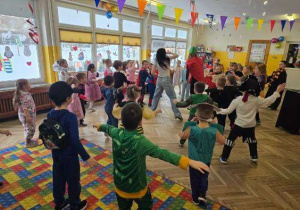 Dzieci tańczą na Balu Karnawałowym