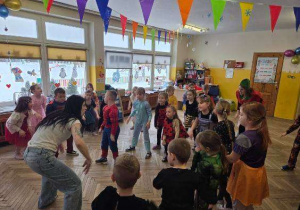 Dzieci tańczą na Balu Karnawałowym