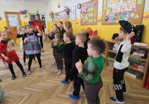 Dzieci tańczą na Balu Karnawałowym