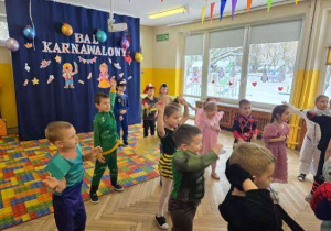 Dzieci tańczą na Balu Karnawałowym