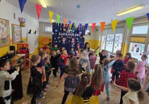 Dzieci tańczą na Balu Karnawałowym
