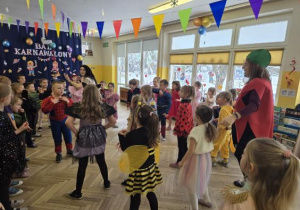 Dzieci tańczą na Balu Karnawałowym