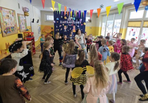 Dzieci tańczą na Balu Karnawałowym