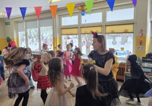 Dzieci tańczą na Balu Karnawałowym