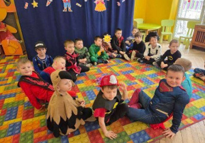 Dzieci tańczą na Balu Karnawałowym