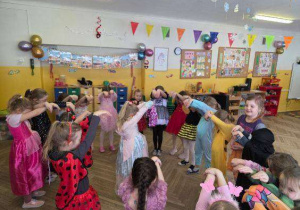 Dzieci tańczą na Balu Karnawałowym