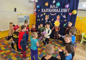Dzieci tańczą na Balu Karnawałowym