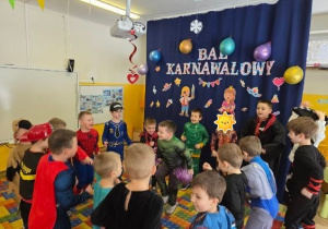 Dzieci tańczą na Balu Karnawałowym