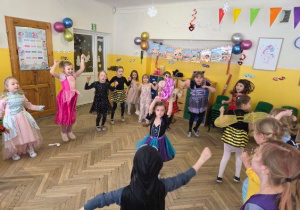 Dzieci tańczą na Balu Karnawałowym