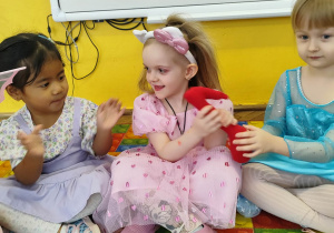 Dzieci tańczą na Balu Karnawałowym