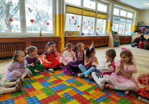 Dzieci tańczą na Balu Karnawałowym